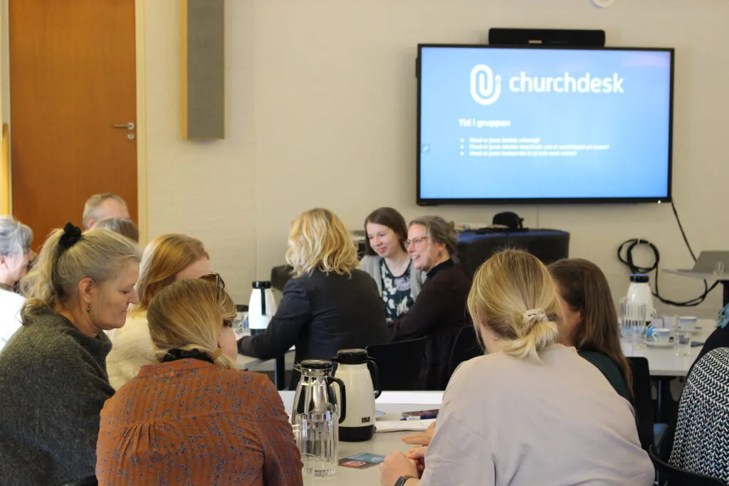 Mensen in gesprek tijdens een kerkelijke bijeenkomst