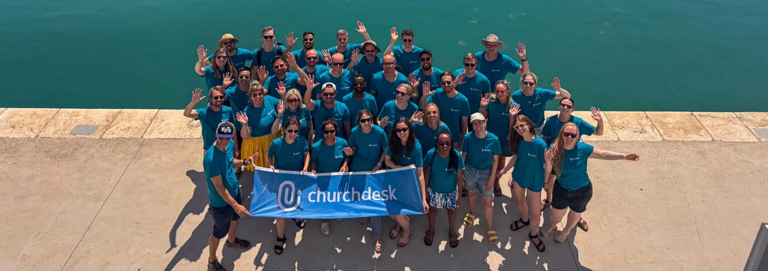 Het ChurchDesk-team verzameld op een steiger